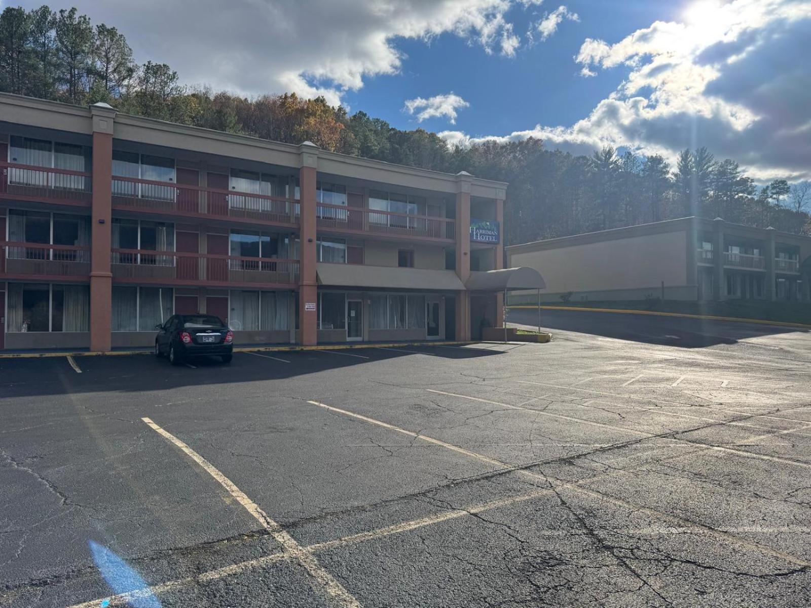 Oyo Hotel Harriman Near I-40 Exterior photo