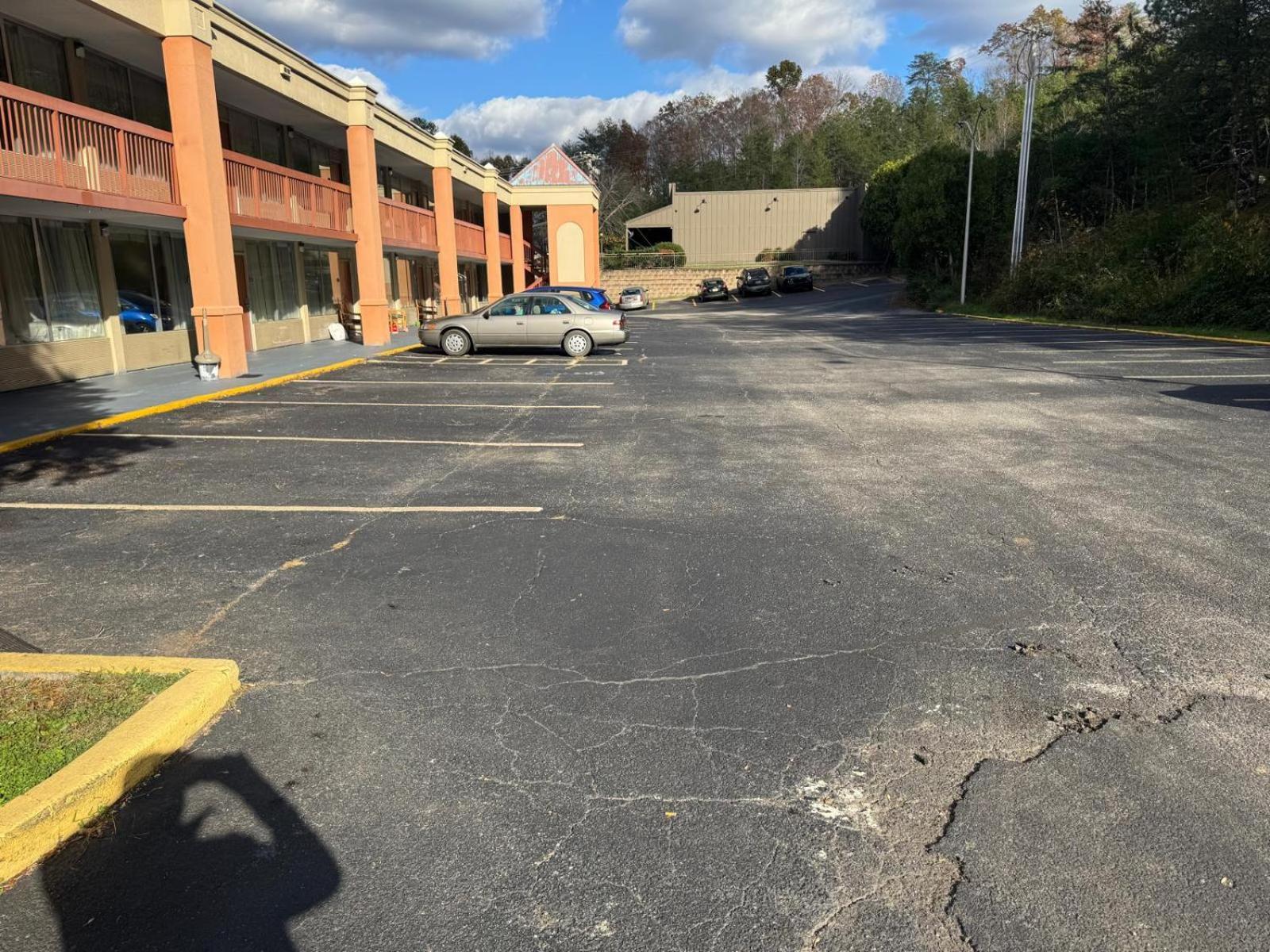 Oyo Hotel Harriman Near I-40 Exterior photo