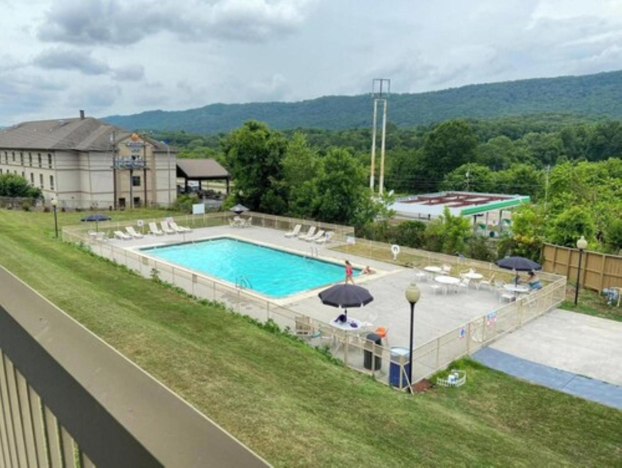 Oyo Hotel Harriman Near I-40 Exterior photo